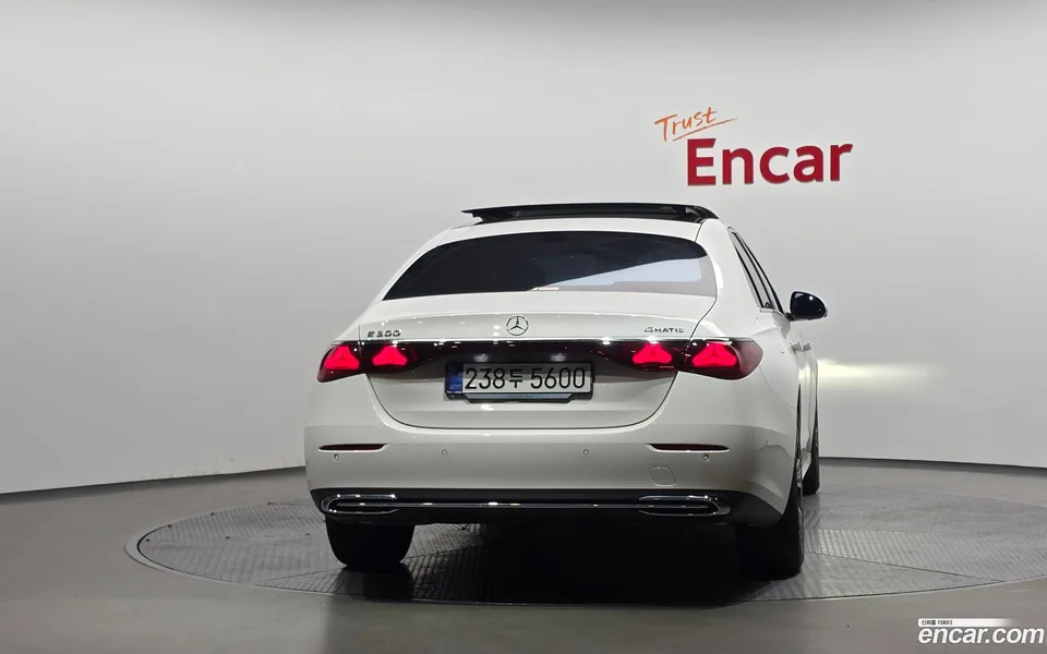Mercedes-Benz E-Class E200 2025 — thumbnail 4