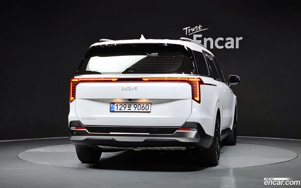 Kia Carnival 9 2023 — thumbnail 4
