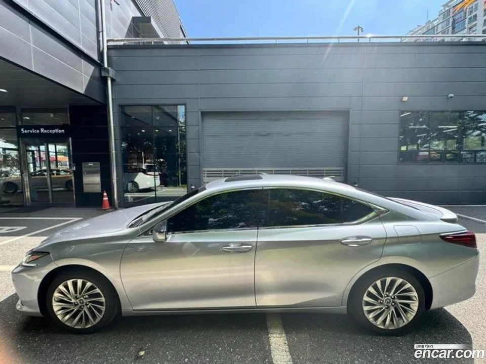 Lexus ES 300h 2023 — thumbnail 3
