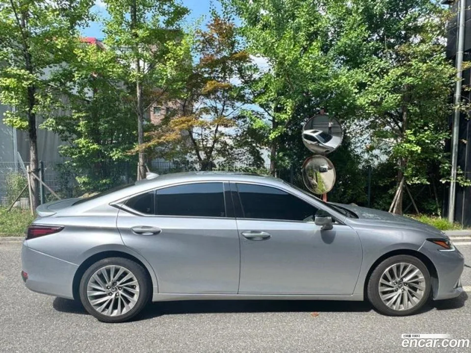 Lexus ES 300h 2023 — thumbnail 4