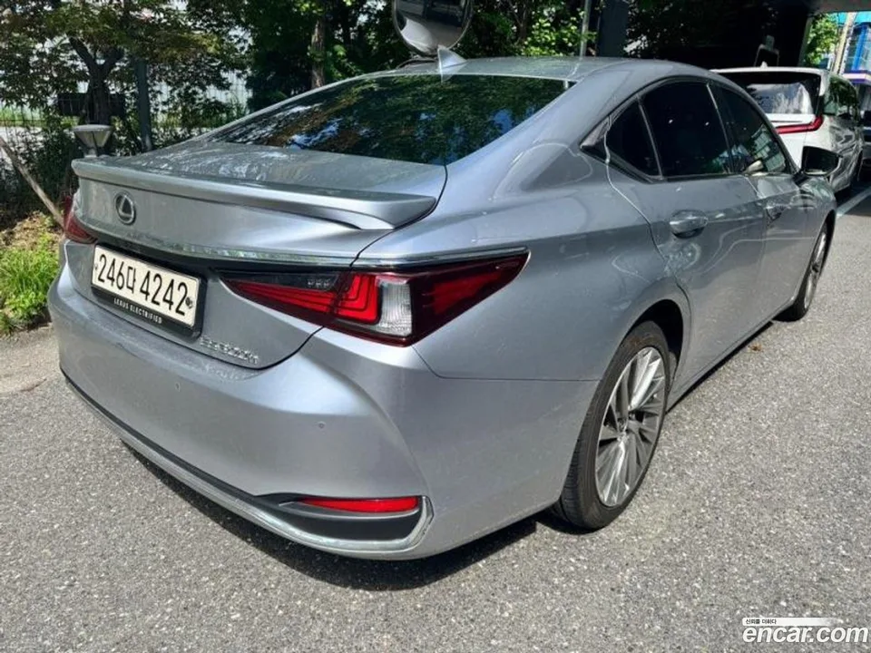 Lexus ES 300h 2023 — thumbnail 5