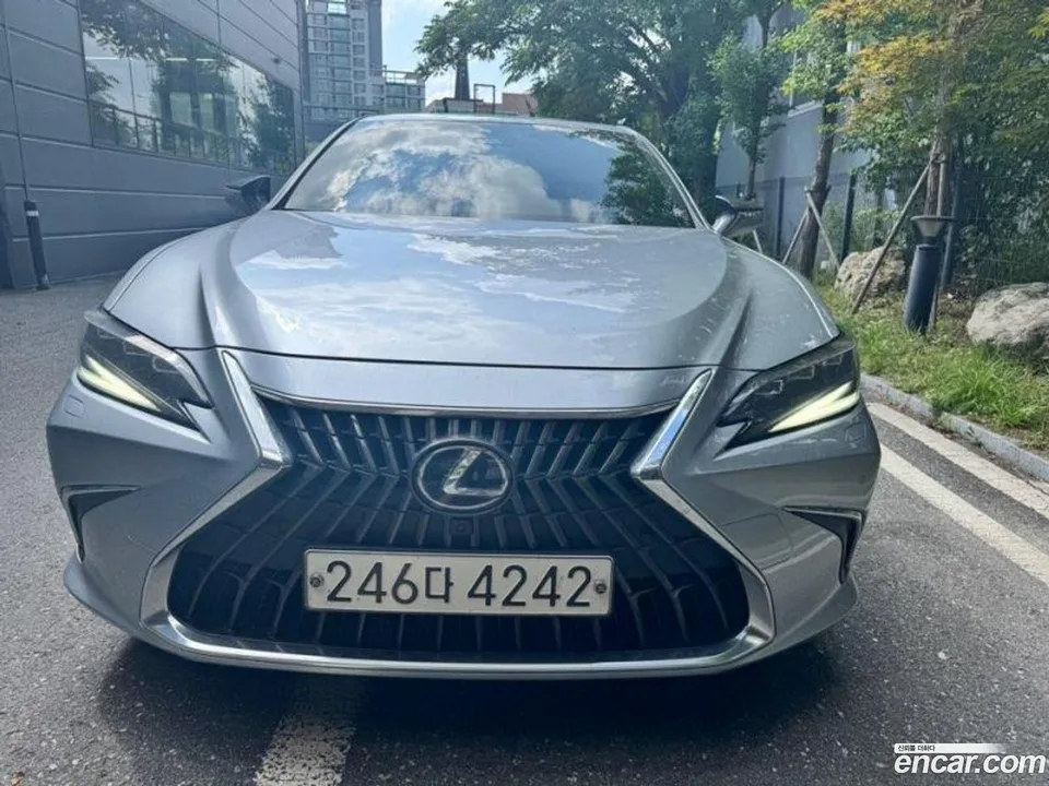 Lexus ES 300h 2023 — photo 1, buy with delivery to Moscow