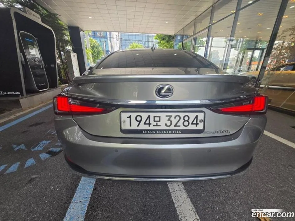 Lexus ES 300h 2024 — thumbnail 2
