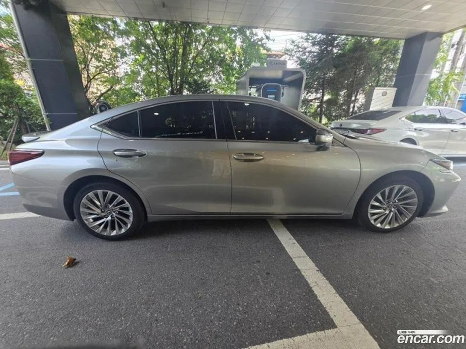 Lexus ES 300h 2024 — thumbnail 3