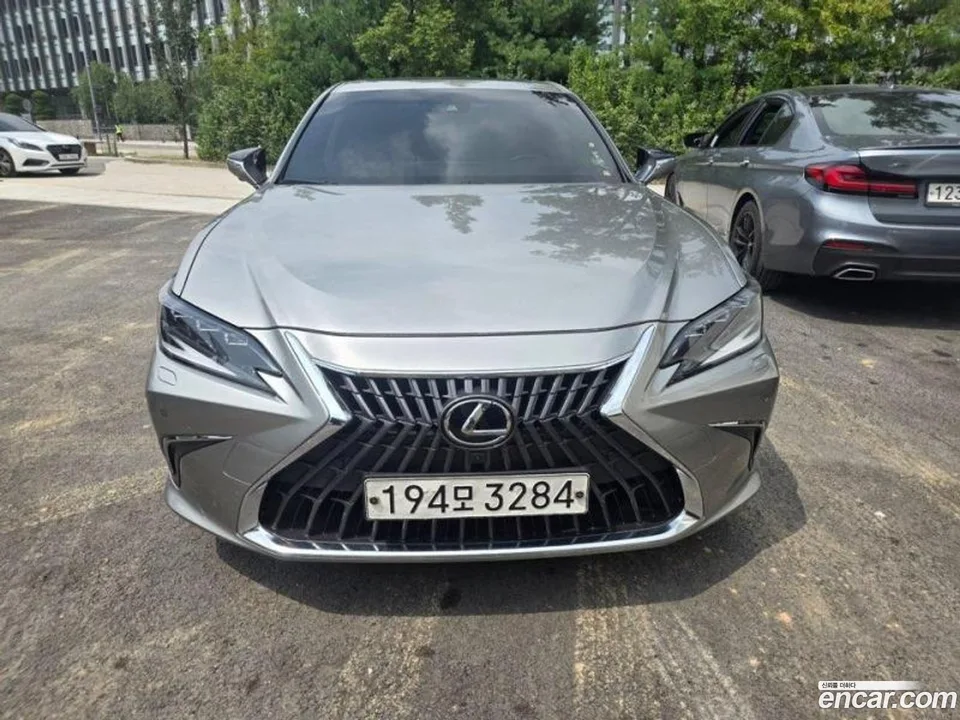 Lexus ES 300h 2024 — photo 1, buy with delivery to Moscow