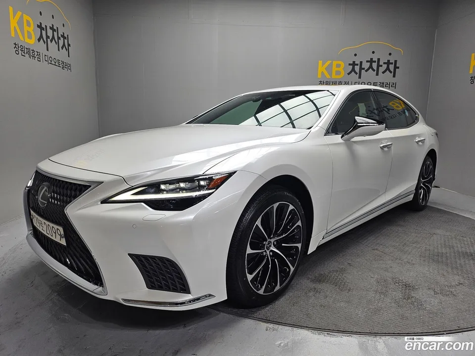 Lexus LS 500h 3.5 2022 — photo 1, buy with delivery to Moscow