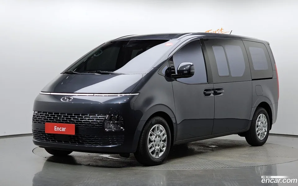 Hyundai Staria L3.5 5 2023 — photo 1, buy with delivery to Moscow