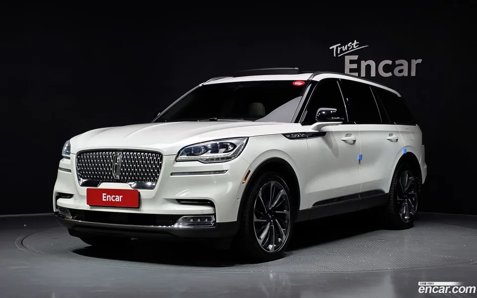 Lincoln Aviator 3.0 AWD 2023 — photo 1, buy with delivery to Moscow