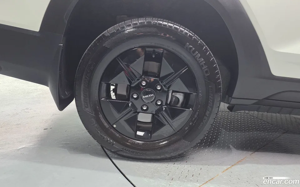 KG Mobility Musso EV 2025 — thumbnail 5
