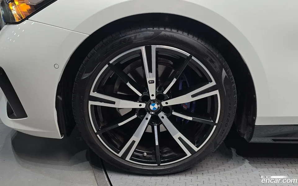 BMW 5 Series 530i xDrive M 2024 — thumbnail 2