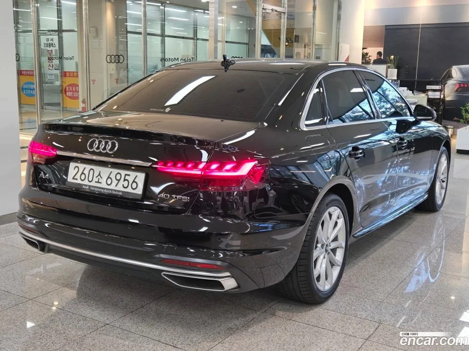 Audi A4 40 TFSI 2023 — thumbnail 2
