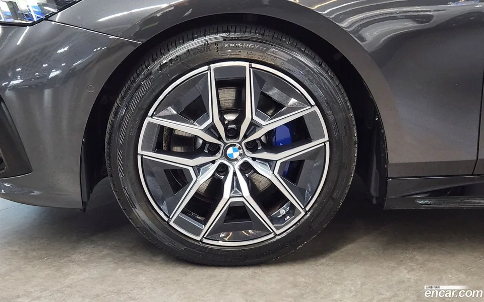 BMW 5 Series 520i M 2023 — thumbnail 2