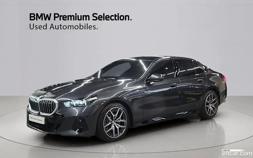 BMW 5 Series 520i M 2023 — photo 1, buy with delivery to Moscow