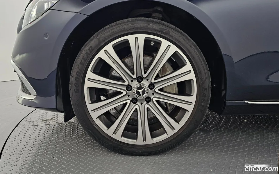 Mercedes-Benz E-Class E300e 4MATIC 2023 — thumbnail 2