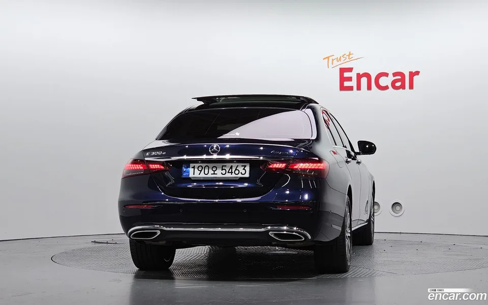 Mercedes-Benz E-Class E300e 4MATIC 2023 — thumbnail 4