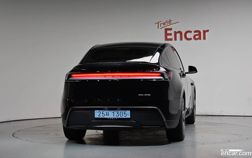 Tesla Model Y AWD 2025 — thumbnail 4