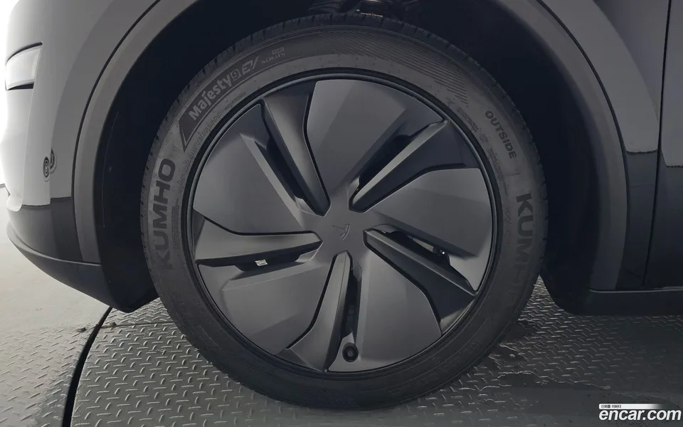 Tesla Model Y AWD 2025 — thumbnail 5