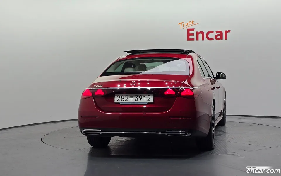Mercedes-Benz E-Class E200 2025 — thumbnail 4