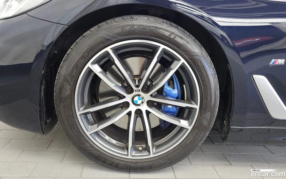 BMW 5 Series 520i M 2022 — thumbnail 2