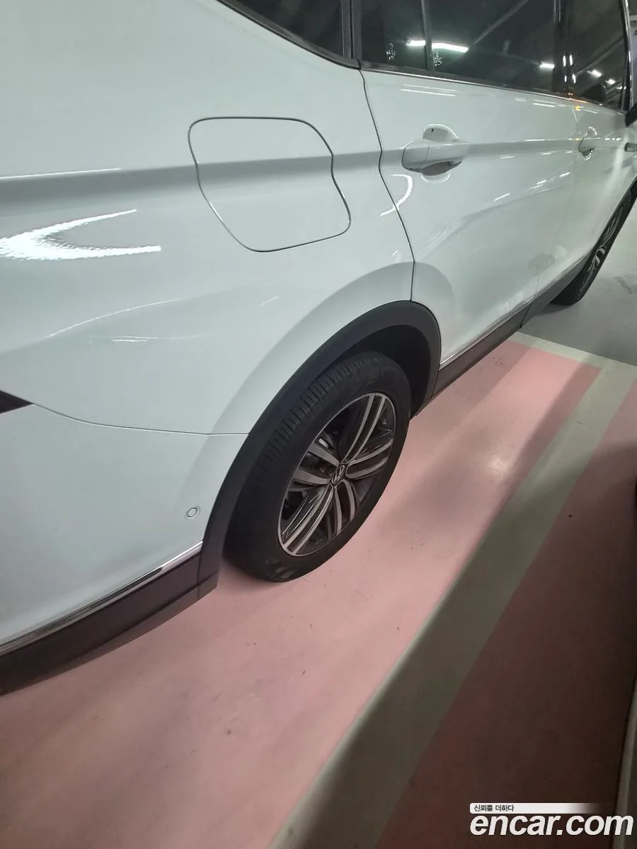 Volkswagen Tiguan Allspace 2.0 TSI 2023 — thumbnail 2