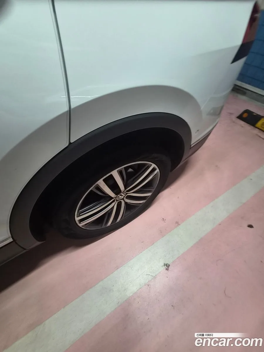 Volkswagen Tiguan Allspace 2.0 TSI 2023 — thumbnail 4