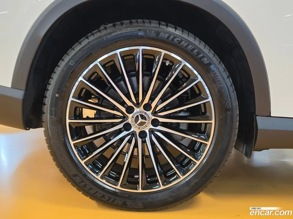 Mercedes-Benz GLC-Class GLC300 4MATIC AMG Line 2025 — thumbnail 2