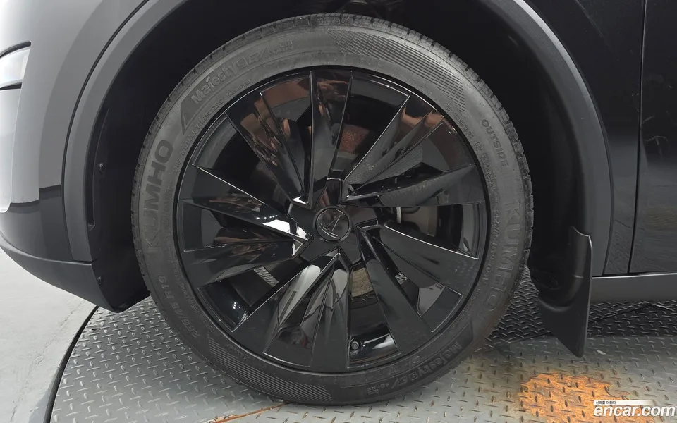 Tesla Model Y RWD 2025 — thumbnail 5