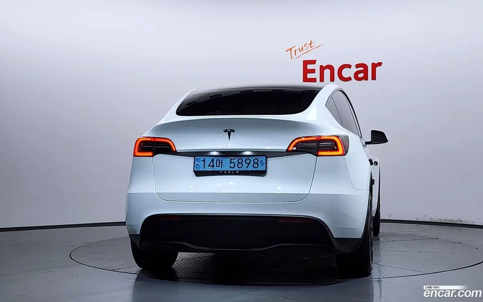 Tesla Model Y RWD 2023 — thumbnail 4
