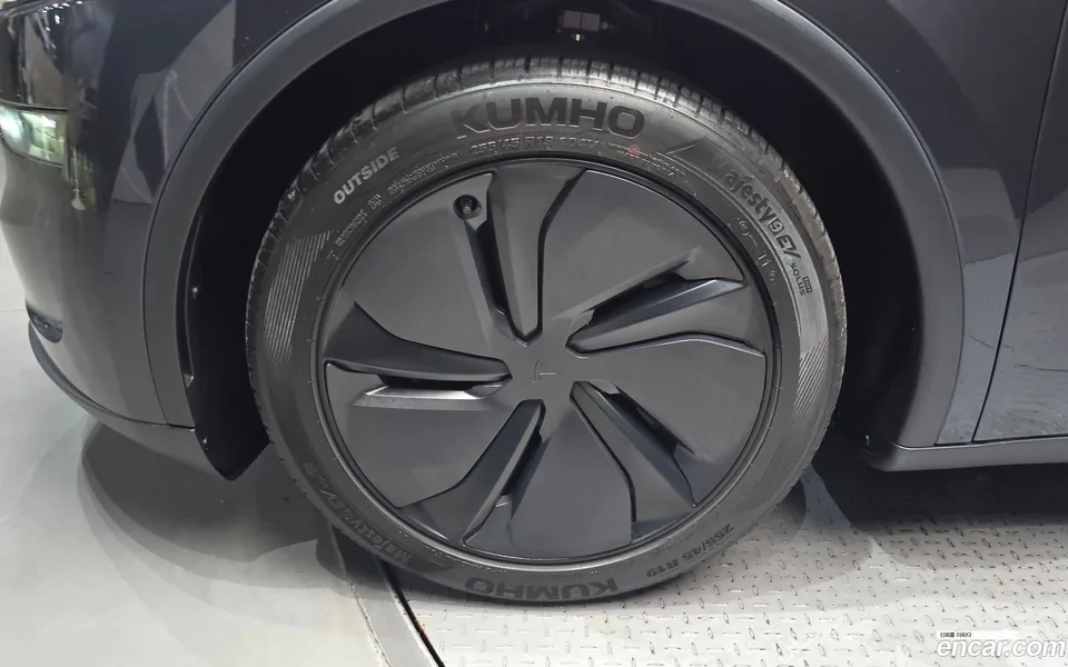 Tesla Model Y AWD 2025 — thumbnail 2