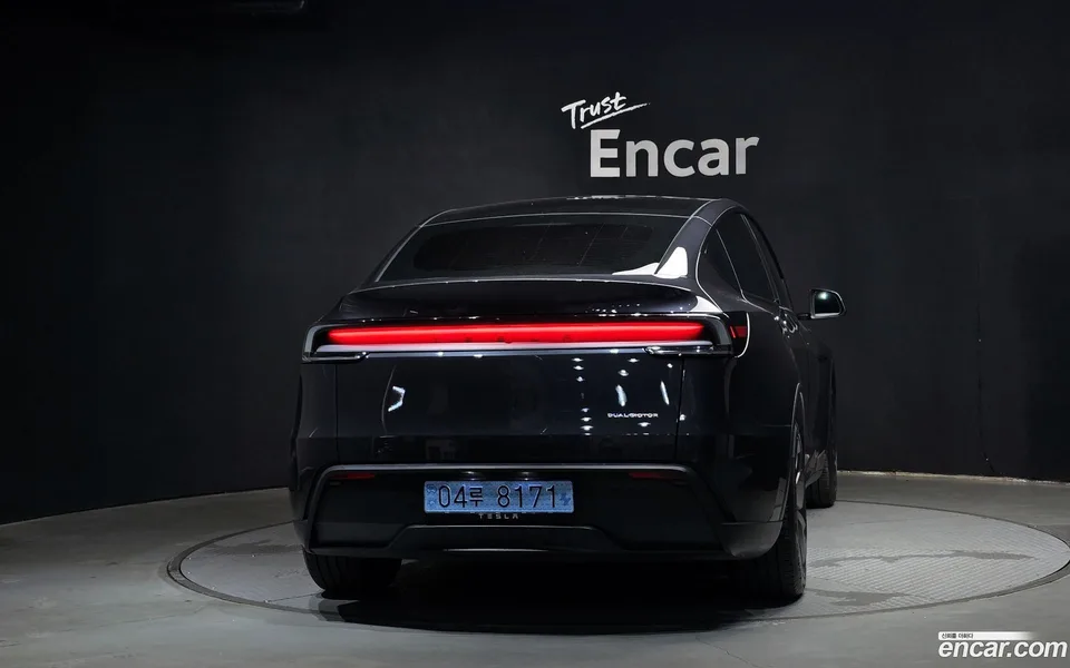 Tesla Model Y AWD 2025 — thumbnail 4