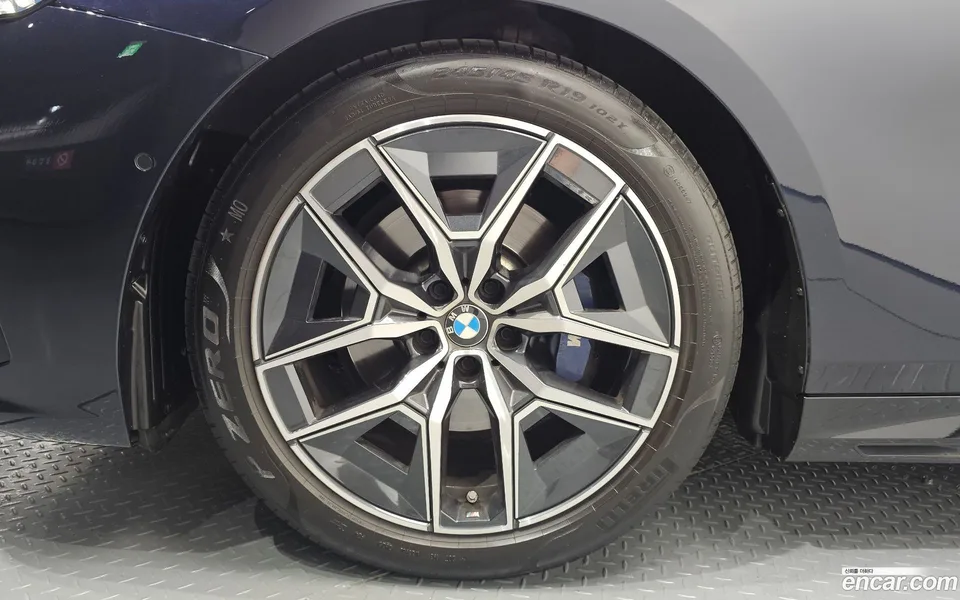 BMW 5 Series 520i M 2024 — thumbnail 2