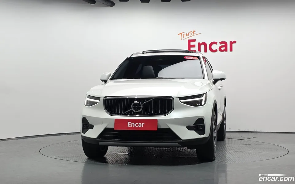 Volvo XC40 B4 2024 — thumbnail 3