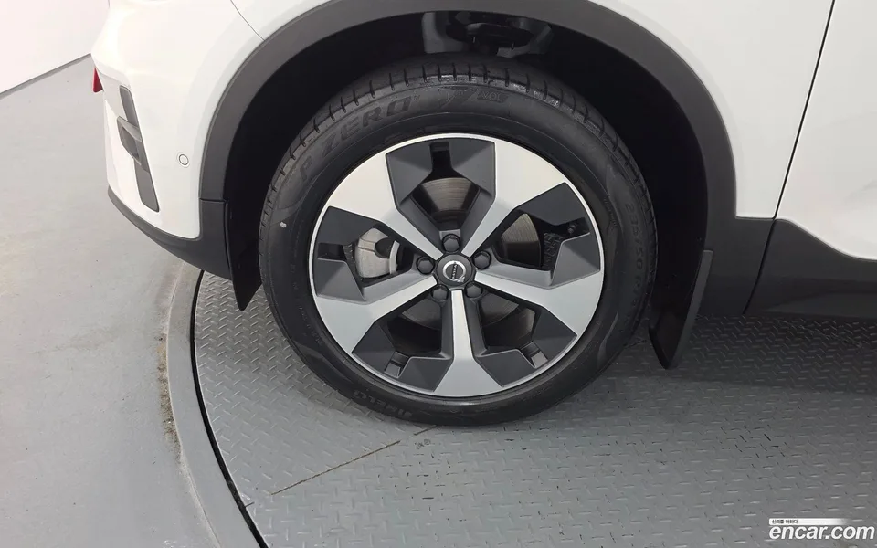 Volvo XC40 B4 2024 — thumbnail 5