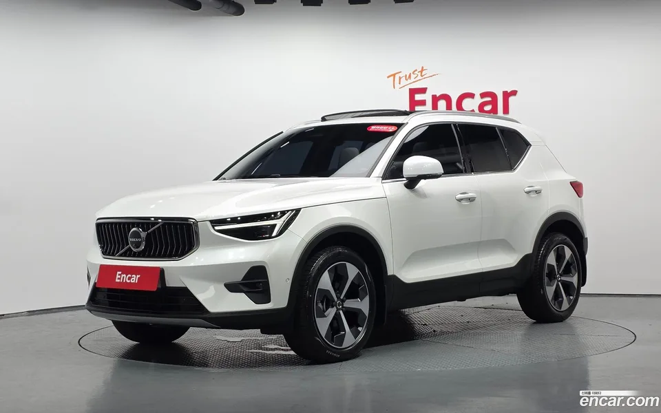 Volvo XC40 B4 2024 — фото 1, купить с доставкой в Москву