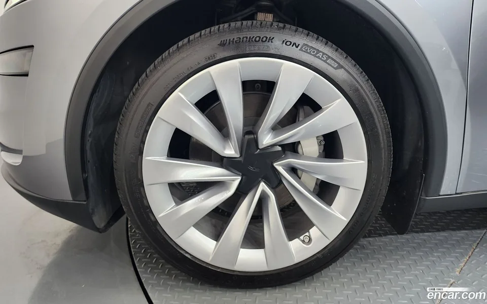 Tesla Model Y AWD 2025 — thumbnail 2