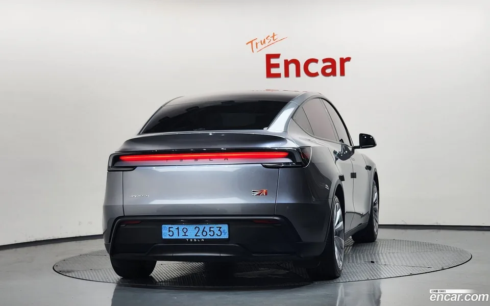 Tesla Model Y AWD 2025 — thumbnail 4