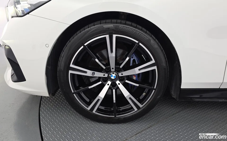 BMW 5 Series 530i xDrive M 2025 — thumbnail 2