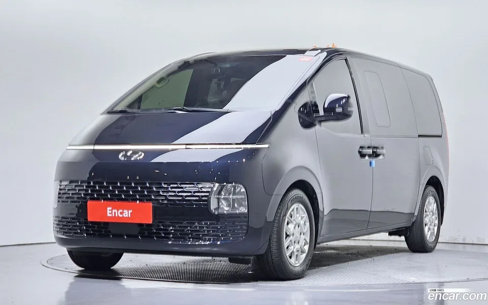 Hyundai Staria 5 2023 — photo 1, buy with delivery to Moscow
