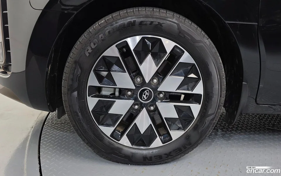 Hyundai Staria 4WD 9 2023 — thumbnail 2