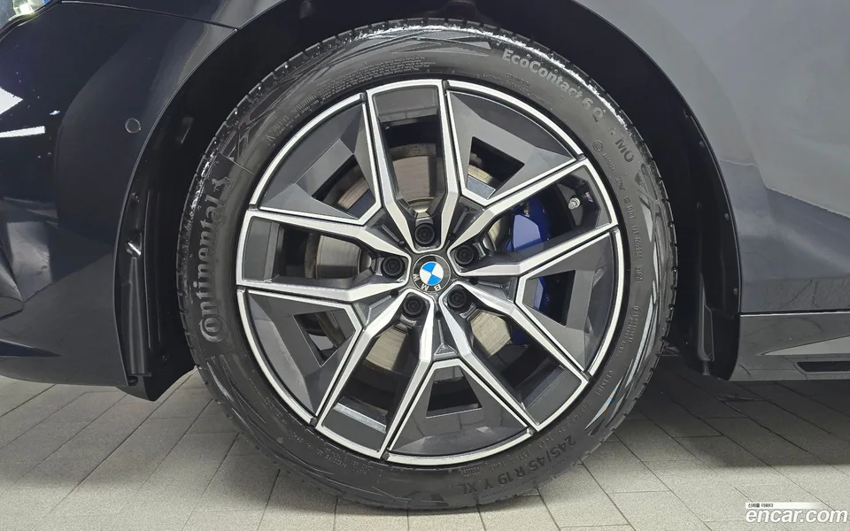 BMW 5 Series 520i M 2024 — thumbnail 2
