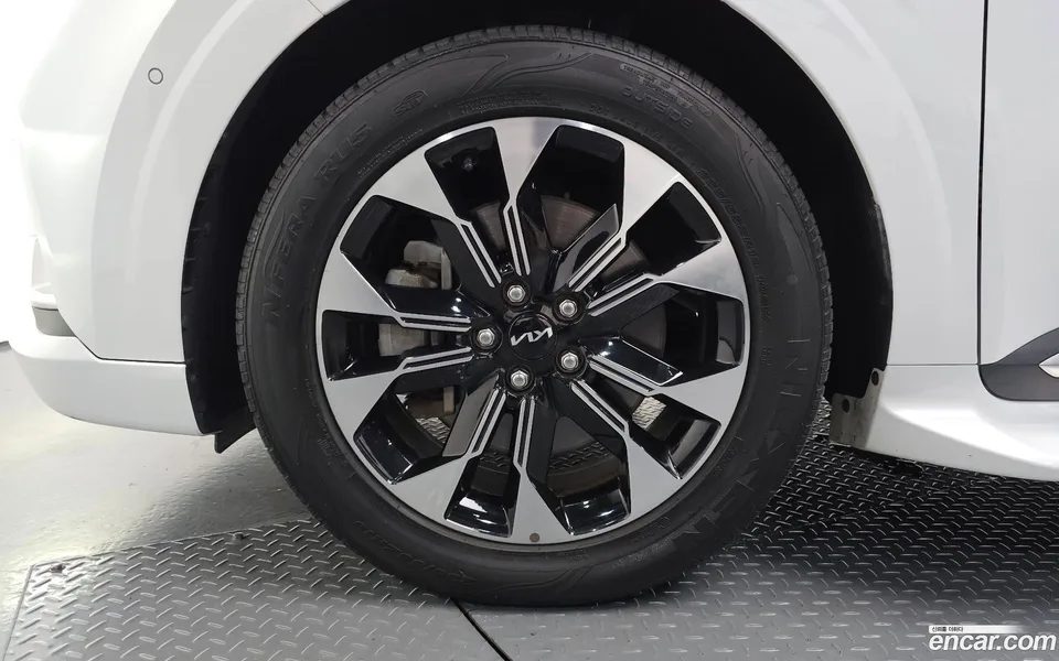 Kia Carnival 7 2023 — thumbnail 5