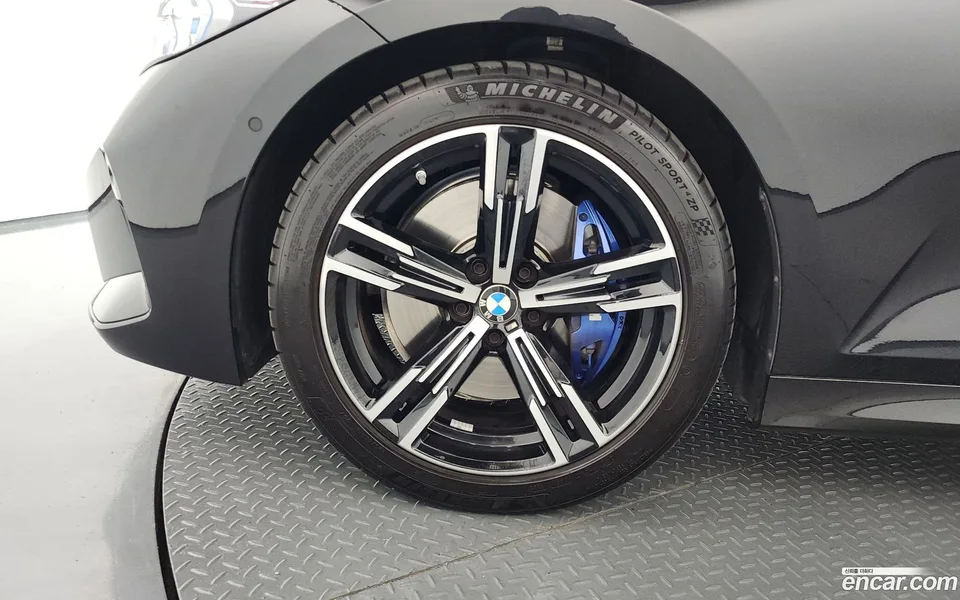 BMW 3 Series 320i M 2023 — thumbnail 2