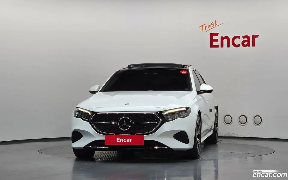 Mercedes-Benz E-Class E200 2024 — thumbnail 3