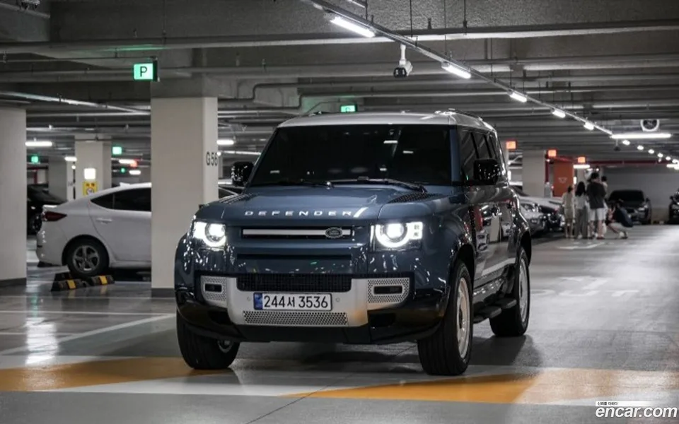Land Rover Defender 2024