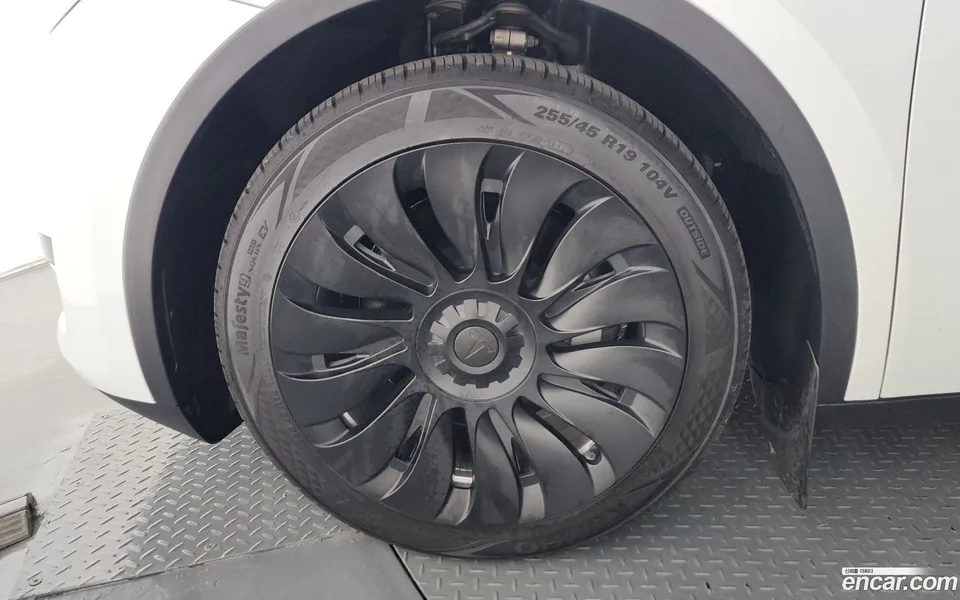 Tesla Model Y RWD 2024 — thumbnail 5