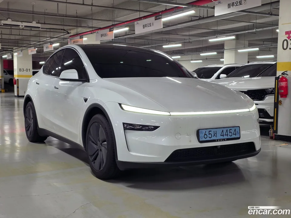 Tesla Model Y RWD 2026 — thumbnail 3