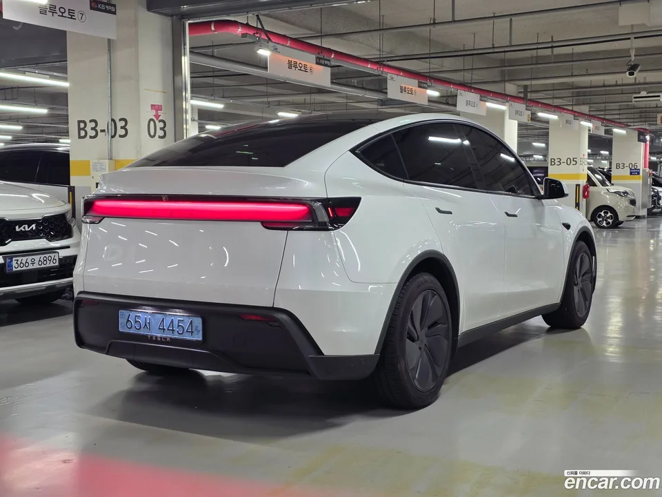 Tesla Model Y RWD 2026 — thumbnail 4