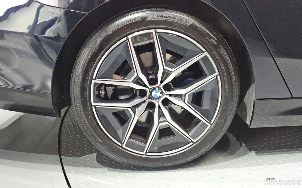 BMW 5 Series 520i M 2023 — thumbnail 2