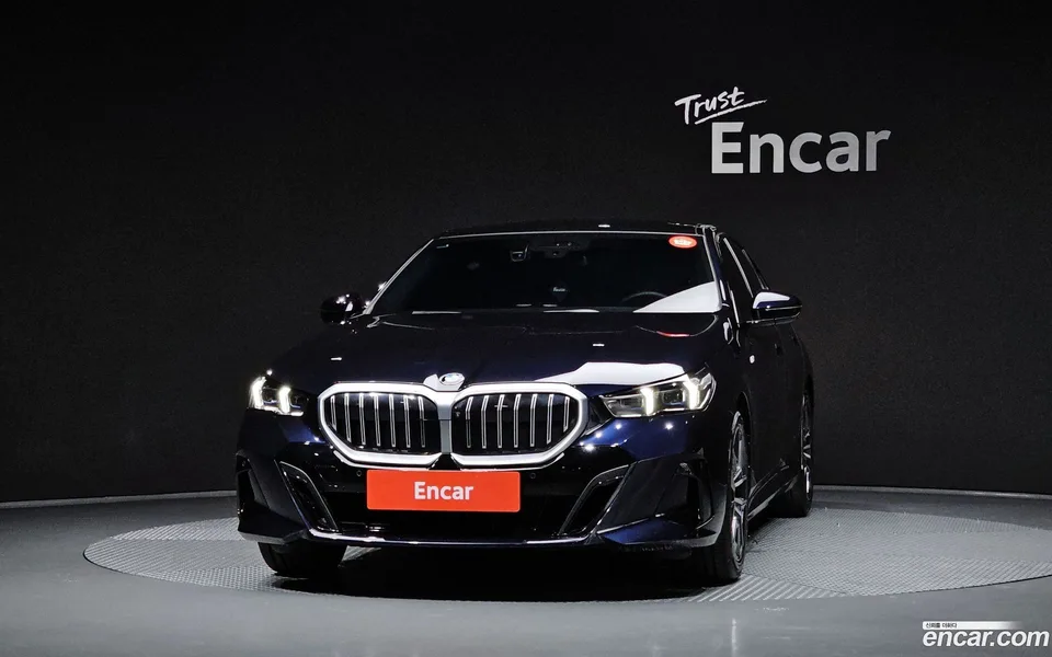 BMW 5 Series 520i M 2023 — thumbnail 3