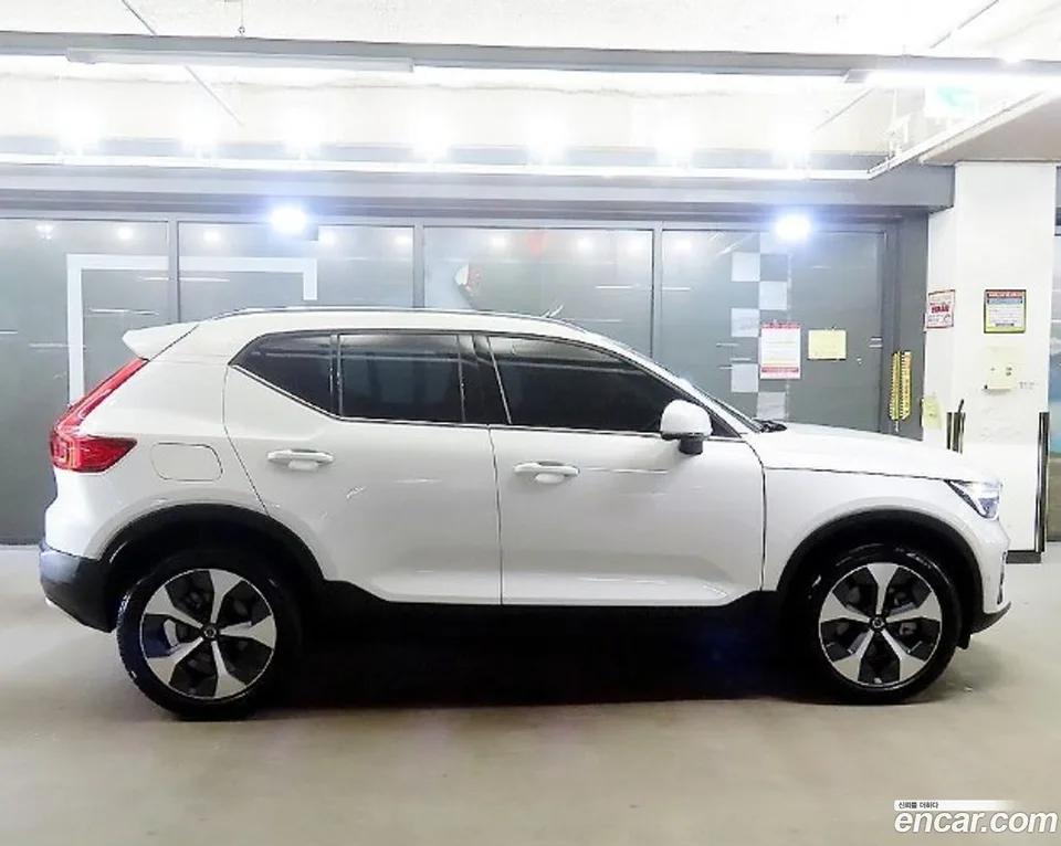 Volvo XC40 B4 2024 — thumbnail 2